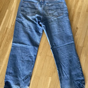 Tommy Hilfiger Jeans (raka/loose Jeans) - De har hål i sig på knäna och är ganska använda i 6/10 skick  Säljer dem därför för 250 spänn   Stlk är 32x32