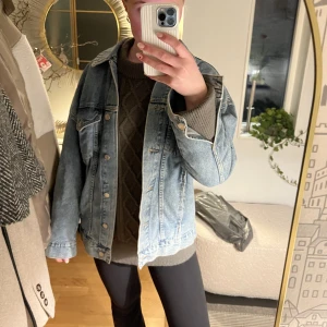 Oversize jeansjacka  - Snygg jeansjacka ifrån H&m i strl M snyggt oversize. Knappt använd:) 