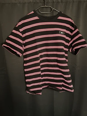 T-shirt Vans - T-shirt från Vans i ett tjockare tyg, använd 1 gång 🌸   Pälsdjur finns i hemmet 🐕🐈  Skickar paketet dagen efter betalning är gjord 📮