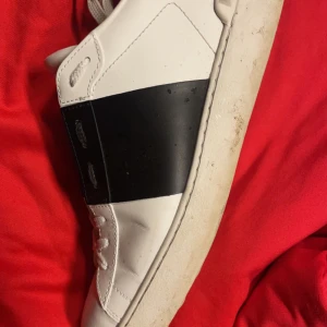 Valentino skor - Säljer dessa eftersom de blivit för små, ett mycket bra skicka 8/10 Nästan inga slitage bara smuts som enkelt går att få bort! 