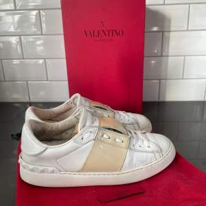 Valentino skor Storlek: 38 Skick: 6/10 Färg: gul Vårt pris: 2000 Retail: 6165kr