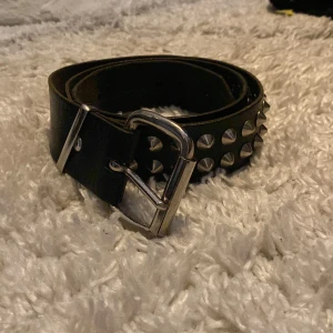 Nitbälte - Jättesnyggt svart bälte med nitar, säljer för kommer tyvärr inte till användning❤️ 