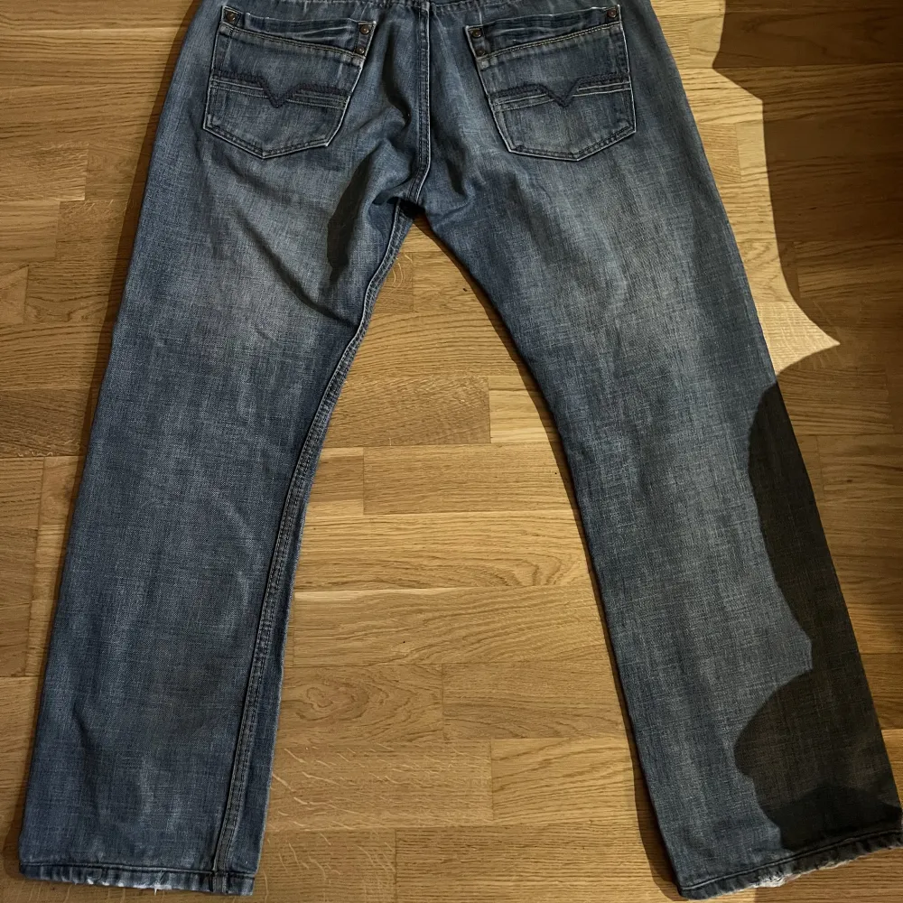 Vintage Diesel jeans med snygg wash och lös passform, säljer då de blev för korta för mig, skriv för mått eller fler bilder! Fraktar också!. Jeans & Byxor.