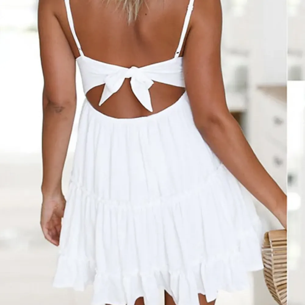 Säljer denna vita klänning, perfekt till studenten. I nyskick och aldrig använd.. Klänningar.