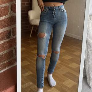 Ljusa tighta jeans som sitter väldigt snyggt men som inte längre kommer till användning. Storlek XS från Bikbok. Hör av er vid frågor eller fler bilder 🌸 