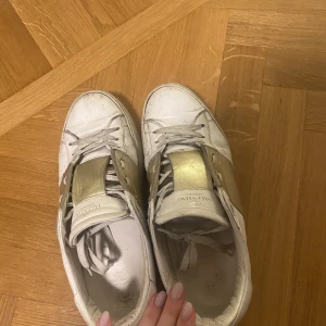 Valentino skor  - Använda äkta valentino snekers som ändå har mycket kvar att ge!! Har inte tvättat dem men gör man de ser dem betydligt mycket bättre ut, dustbag och box tillkommer. Pris kan diskuteras❤️❤️