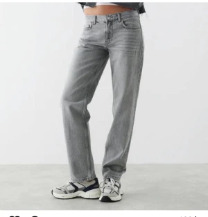 Low straight jeans  - Säljer dessa jeans från Gina i strl 32. Väldigt bra skick använda fåtal gånger. Nypris:500. Säljer för 200kr+frakt 