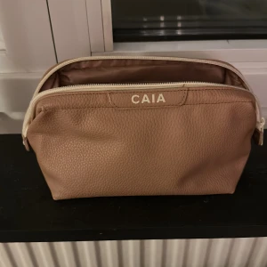 Caia necessär  - Säljer ytligare en till Caia necessär då förra såldes supersnabbt! knappt använd som man ser på bilderna! 