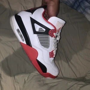 Jordan 4 retro fire reds - Säljer mina Jordan 4s fire red pga jag inte använder de så mycket. Storlek 43 och är köpt från merchsweden så digitalt kvitto finns. Köpt för 5500kr säljer för 3500kr Används under sommaren bara. Boxen finns också, Hör av er ifall ni har frågor. 