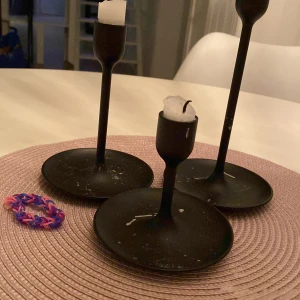 Armband - Ca 10cm lång om man knäpper upp han, gjord på ekta plast som är återanvöndningsbar. Knappt använd och köptes ca 2 dagarsedan finns tyvärr inget kvitto 