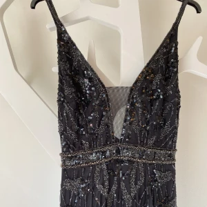 Balklänning - Säljer en superfin oanvänd balklänning som aldrig kom till användning pga inställd bal.🤩 Inköpt år 2019 från märket ”Peace & love” Svart med handsydda paljetter. Storlek 36 Nypris: 3600kr