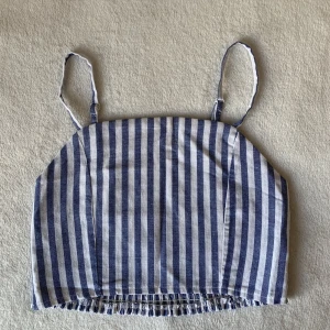 Randigt linne - Somrigt och gulligt blåvit-randigt linne🫶🏼 Aldrig använt så i nyskick!