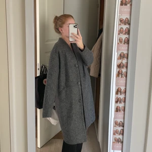 Kappa ⚡️ - Säljer min fina kappa som jag knappt använt 💘 strl 34, aningen oversized i modellen. Vid snabb affär kan pris diskuteras 💘 Köparen står för frakten 🫶🏼