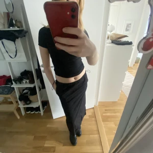 Svart lång cargo kjol - Trendig svart cargo kjol. Jag är 173 cm. Aldrig använd! Har vanligtvis 36/38 i nederdel. 