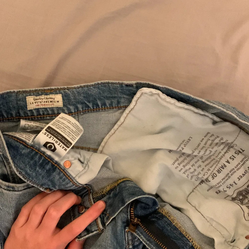 Säljer Levi’s jeans model 502 pga att de blivit för små. Storlek är W: 30  L: 32. Har en skada på lila fickan på högra byxbenet. Kan ta närmare bild.. Jeans & Byxor.