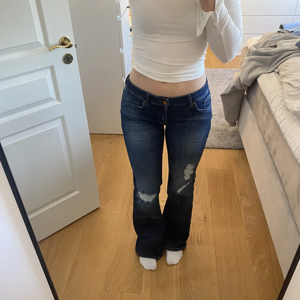 Säljer dessa snygga jeansen från ONLY då dom inte kommer till användning. Dem är i bra skick och nypris är 659kr❤️‍🔥 Priset kan diskuteras⭐️⭐️. Jeans & Byxor.