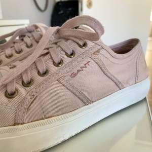 Sneakers från gant i storlek 39. Superfin rosa färg och perfecta nu till sommar och våren😊Skorna finns kvar om de inte är markerade som sålt använd gärna köp nu🌸