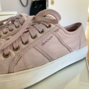 Sneakers - Sneakers från gant i storlek 39. Superfin rosa färg och perfecta nu till sommar och våren😊Skorna finns kvar om de inte är markerade som sålt använd gärna köp nu🌸