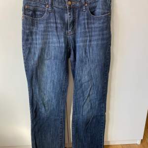Midwaist/lågmidjade jeans från street one. Säljer då dom är för små för mig. Midjemåttet är ca 80 cm och innerbenslängden ca 72 cm.💞