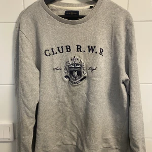 Henri Lloyd grå crewneck  - Schysst stickad crewneck från märket Henri Lloyd 💫 Inga konstigheter med tröjan, passar bra med en skjorta under men går även användas som basplagg 💫 Jag är 186 cm, väger 74 kg och tröjan sitter truesize 