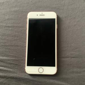 Säljer denna iPhone 7, 32GB. Färg, rosé guld. Den har en spricka i ena hörnet och har bucklor men allt fungerar precis som det ska. Man får även med ett ideal of Sweden skal, dock ingen laddare. Priset är diskuterbart. Kan fraktas eller hämtas i Säffe.