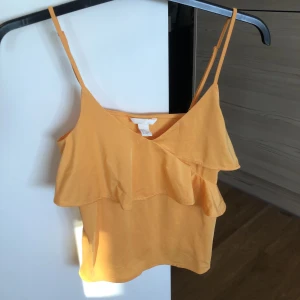 Topp med volanger  - Söt topp med volanger 🧡justerbara band