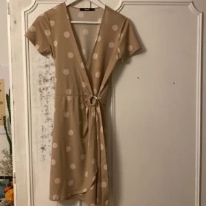 Super stött klänning  - Jätte sött knytt klänning ifrån bikbok!!