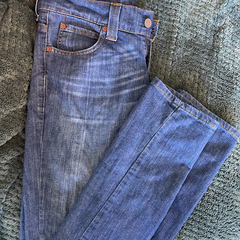 Snygga levis jeans, hittat seconhand. Aldrig använt så därför väljer jag att sälja dom!. Jeans & Byxor.