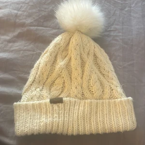 Mössa - Den vita å rosa e 50 kr st medans den gråa är 35kr. Mössorna använda runt 4-5 gånger men sen legat i en låda, dom är i bra skick och kan användas till höst å början av vår