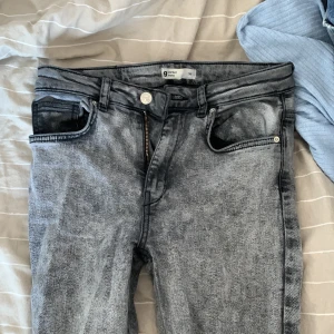 Grå jeans - Ett par grå skinny jeans som används 3 gånger ungefär men jag tröttnade på skinny jeans.