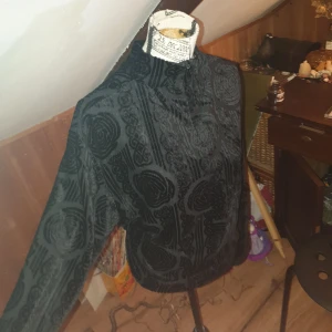 Tröja - Långärmad tröja med fräckt mönster! (KAN FIXA PAKETPRIS OCH RABATT VID KÖP AV FLERA GREJER SAMT SAMFRAKT❗)