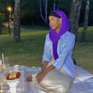 Blå skjorta  - Blå skjorta i storlek 42. Passar mig som vanligtvis tar storlek S, väldigt liten i storlek 