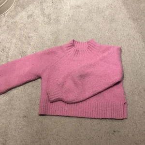super cute stickad tjocktröjaa💓💓 - Super söt tjocktröja, säljer pågrund av för liten. Den är i storlek 140 är lite som magtröja. Använd sparsamt mycket. Älskade den när den passade! Från ginayoung. Köptes för ca 150kr