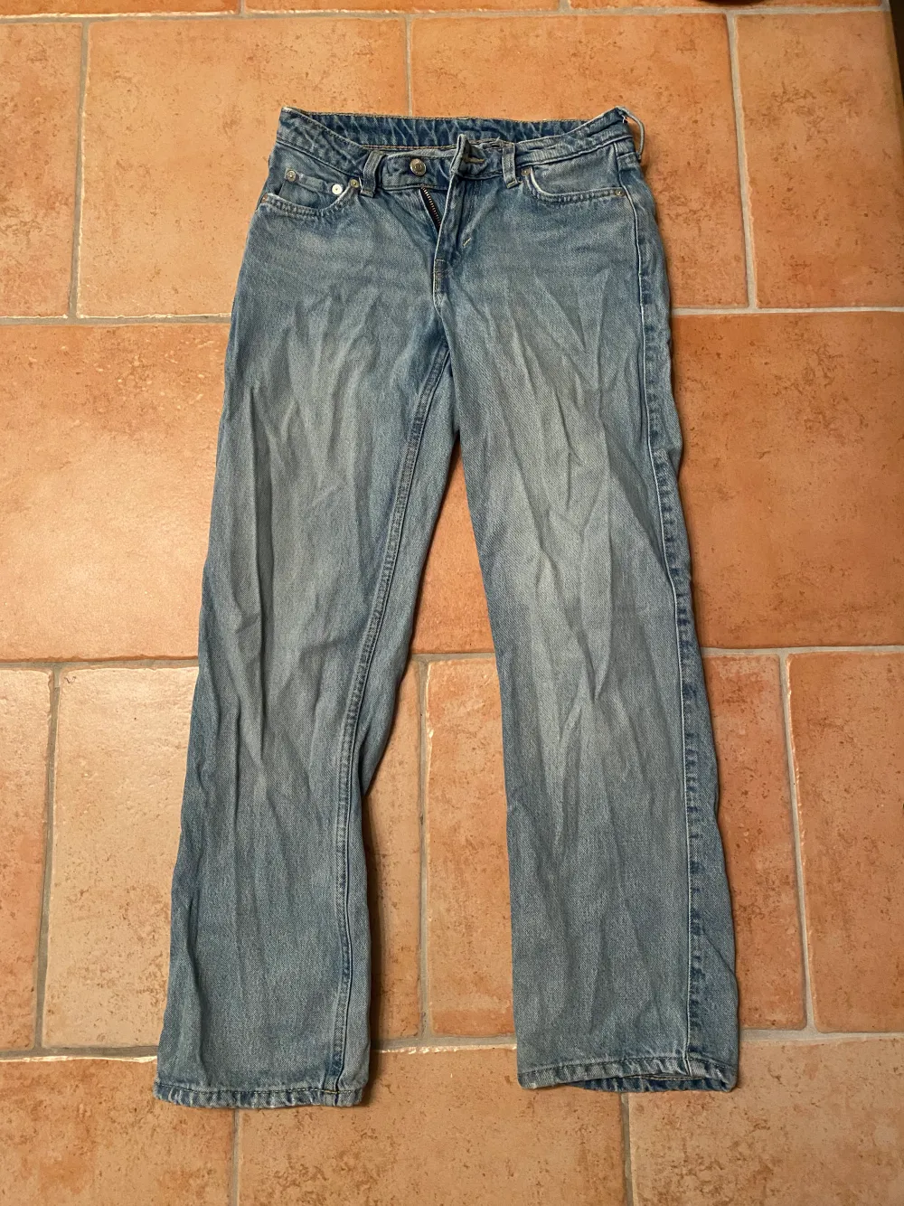 - Lågmidjade jeans från weekday  - I bra skick  - Storlek 24 i midjan och längd 30 - Färg ljusblå  - Köpta för 590kr . Jeans & Byxor.