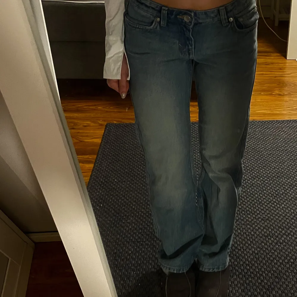 Säljer dessa jeans från weekday, modell arrow. Använda 1 gång då jag hade samma fast annan färg💞. Jeans & Byxor.