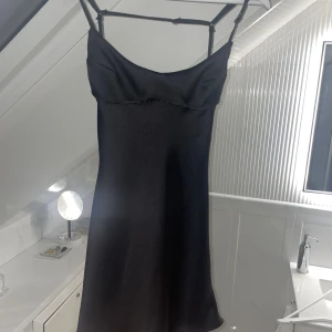 Klänning  - Super fin helt oanvänd klänning från zara, prislapparna finns kvar 🌸