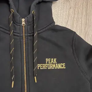 Peak performance hoodie i storlek S. Använd men i fint skick!