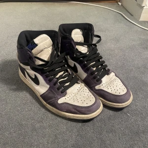 Jordan 1 high court purple  - Gamla Jordan 1 court purple Rätt slitna men kan säkert fixas om man orkar och kan  Extra skosnören i lila färg kan skickas med utan extra kost, se sista bilden