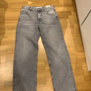 Bershka ”Loose Straight” jeans  - Köpte Jeansen ungefär 2 månader sedan. Hade aldrig tid och lämna tillbaka de så de fick var hemma. Aldrig används, prislappen är fortfarande kvar. 