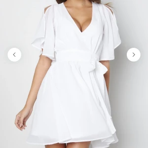 Studentklänning - Kikar även intresse på denna fina studentklänningen, den är aldrig använd och lapparna sitter kvar 🤍🤍 nypris var 600, säljer då jag har hittat en annan klänning till student 🤍