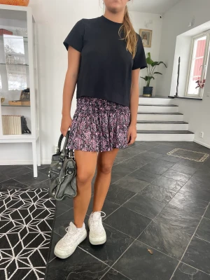 Slutsåld zara kjol - Säljer denna slutsålda zara kjolen i storlek 38. Passar även 36a💕 pris: 200kr 