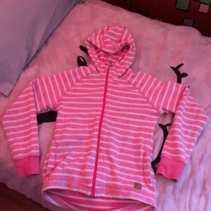 Reima Zip up - Bekväm Reima kofta med zip up Stl S,  Har ynka märke på loggan, se bild 2/2 men detta är inget  man tänker på💗🫶 pris går att diskuteras!