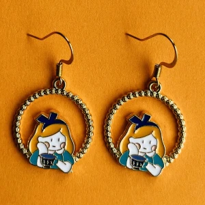 Alice i underlandet örhängen 🧡 - Nickelfria krokar och fri frakt 🧡