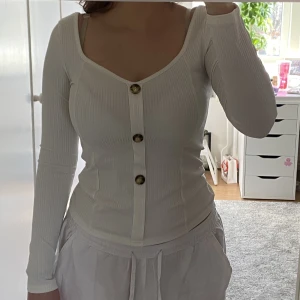 Vit topp - Söt topp med knappar 😇 skriv för fler bilder! lite liten i storleken