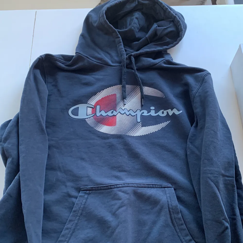 Jättefin mörkblå hoodie från Champion i stl L ❤️ säljer pga lite för stor för mig men jätte fint skick och inga repor eller något! Kan tänkas gå ner i pris 💕. Hoodies.