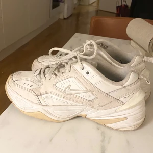 Fräscha Nike chunky sneakers! - Snygga sneakers från Nike i chunkymodell, storlek 38,5. Ganska normala i storlek, passar nog både 38-39. Ganska använda men i gott skick. Säljes därför billigt. Nypris var ca 1000:-