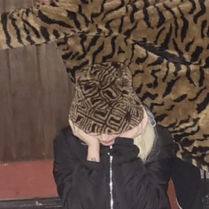 Hatten  - Fett skön mössa men du som har S i huvud storlek passar i den 😇