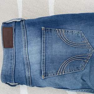 Blåa jeans från Hollister i storlek W27 L28, säljer pga för korta för mig 💙 