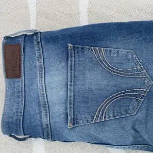 Blåa jeans från Hollister i storlek W27 L28, säljer pga för korta för mig 💙 