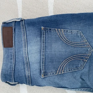 Jeans från Hollister  - Blåa jeans från Hollister i storlek W27 L28, säljer pga för korta för mig 💙 